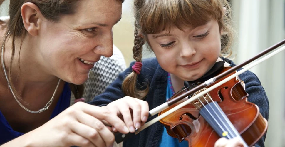 Legătura strânsă dintre utilizarea unui instrument muzical şi dezvoltarea creierului copiilor