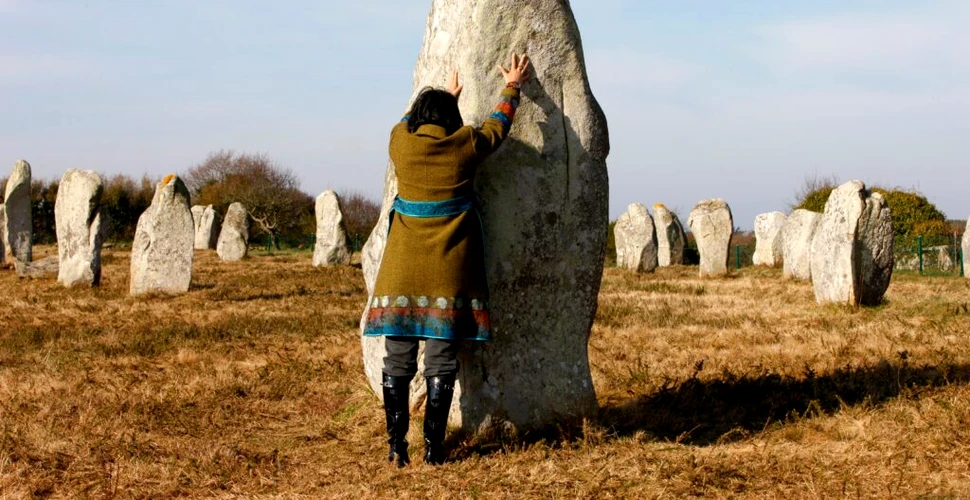 Pietrele francezilor de la Carnac sunt mai vechi, mai mari și mai ciudate decât Stonehenge