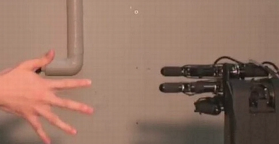 Japonezii au creat robotul care câştigă toate partidele de „piatră-foarfecă-hârtie” (VIDEO)