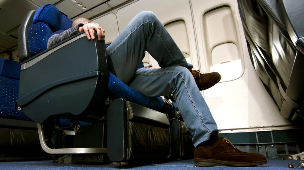 Pasageri evacuați dintr-un avion după ce au refuzat să se așeze pe scaune murdare. De ce și-a cerut scuze ulterior compania aeriană?