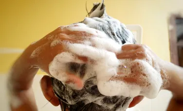 Cât de des să-ți speli părul? Un studiu te-ar putea face să te gândești de două ori