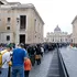 Bazilica Sfântul Petru, deschisă noaptea pentru ca mii de oameni să îi aducă un ultim omagiu Papei Francisc