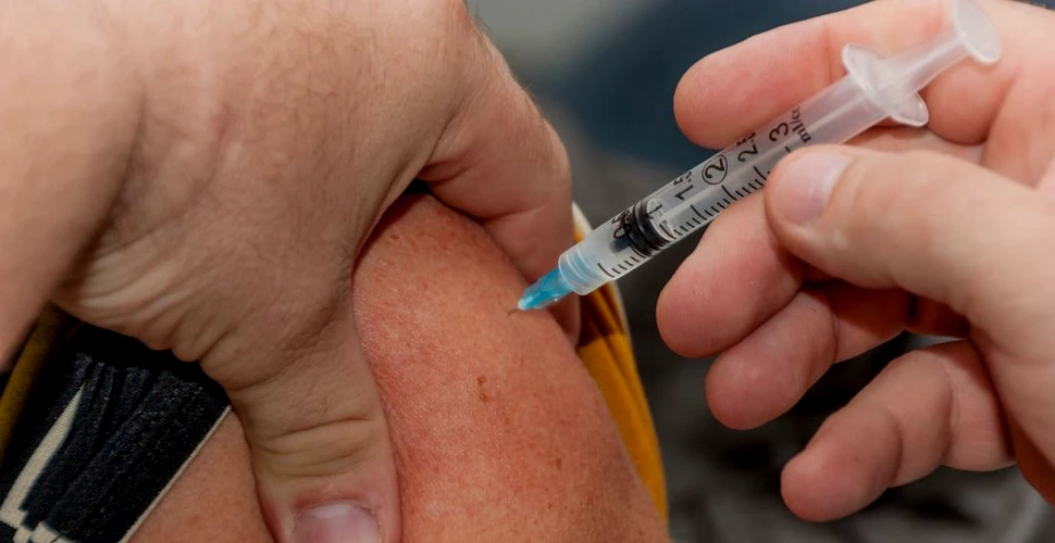 Un bărbat s-a vaccinat împotriva COVID-19 de 90 de ori pentru a vinde certificate de vaccinare