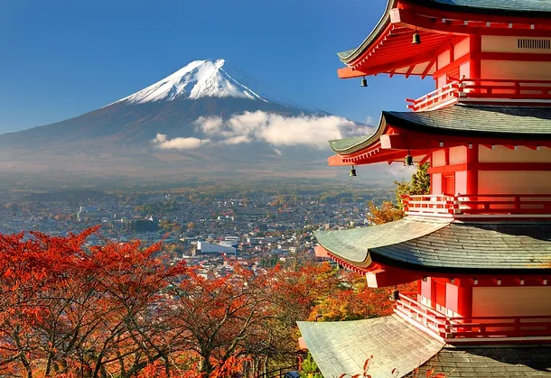 Muntele Fuji văzut din spatele pagodei Chureito
