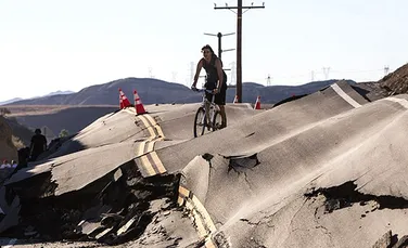 FENOMEN CIUDAT: Un drum din California, devastat de cratere. Specialiştii nu au o explicaţie – FOTO, VIDEO