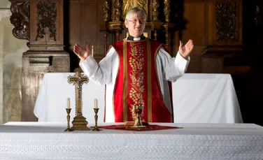 De ce şi cum celibatul a devenit obligatoriu pentru preoţii catolici?