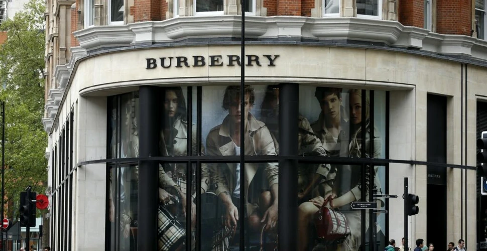 Directorul general al casei de modă Burberry pleacă după mai puțin de 2 ani și jumătate