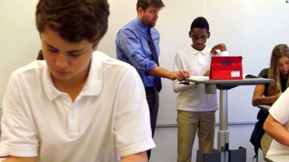 Statul în picioare stimulează funcţia cognitivă la elevi.  VIDEO