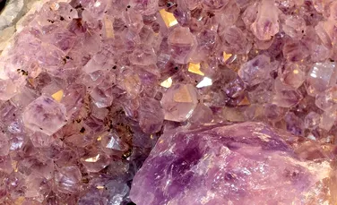 Peste 100 de minerale din opt ţări şi insule, expuse la Muzeul din Alba Iulia