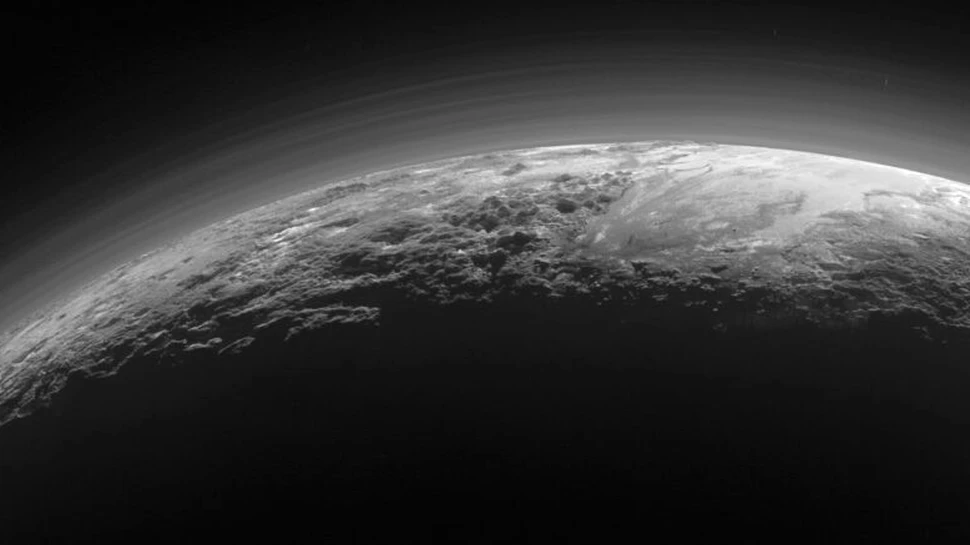 O semnătură chimică necunoscută a fost detectată pe Pluto și pe Titan
