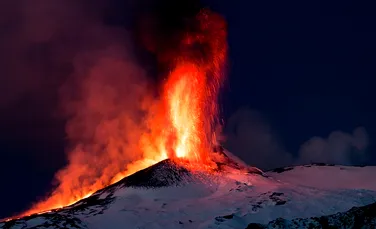 Imaginile satelit prezintă prăbuşirea unui vulcan de pe o insula din Indonezia