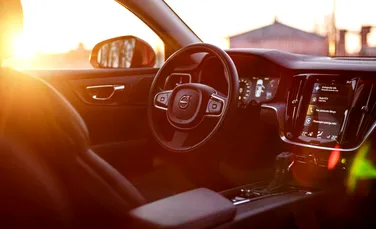 Primul producător auto care va integra asistentul AI de la Google în mașinile sale