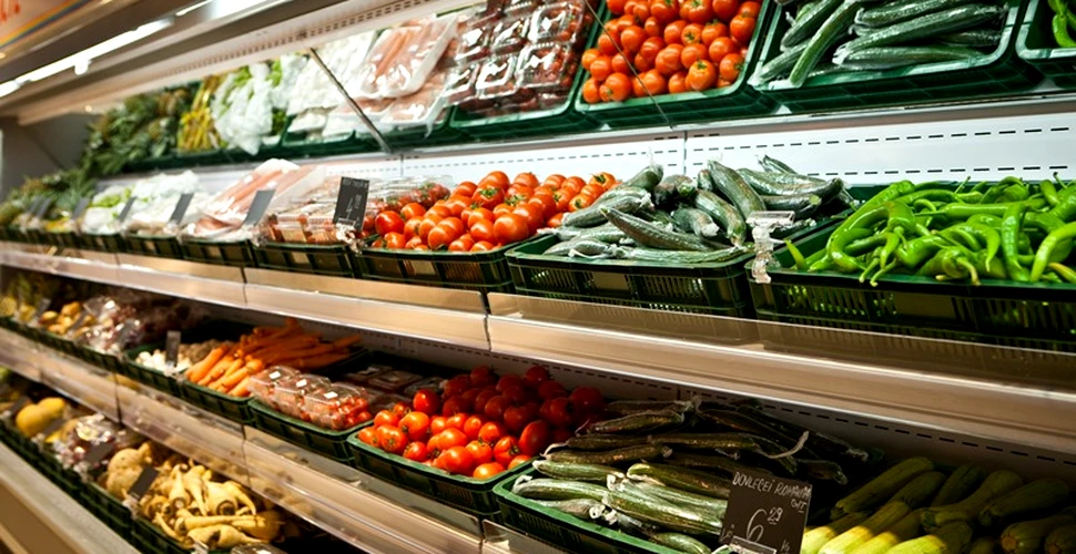 Cumpăraţi legume şi fructe de la supermarket? Cum diminuaţi cantitatea de PESTICIDE care vă intră în corp