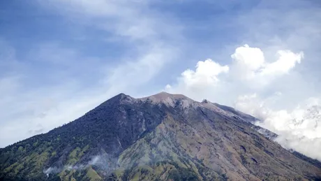 Un rus s-a fotografiat dezbrăcat pe un munte sacru din Indonezia