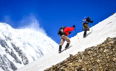 După doi ani de dezastre, Everestul a fost escaladat din nou