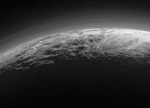 O semnătură chimică necunoscută a fost detectată pe Pluto și pe Titan