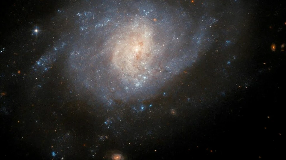 Telescopul Hubble dezvăluie o galaxie cu un trecut exploziv