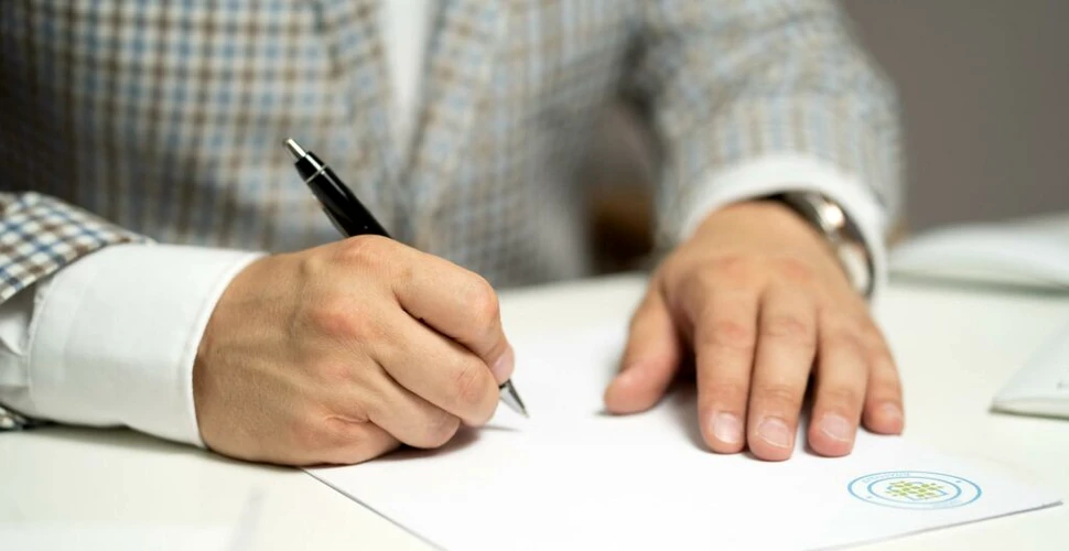Majoritatea românilor semnează contracte fără să le citească