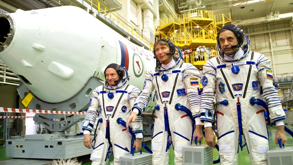 Primul echipaj de astronauţi care va petrece un an pe ISS a sosit pe avanpostul spaţial