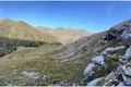 Adânc într-o peșteră izolată de munte, oamenii preistorici extrăgeau un mineral verde misterios