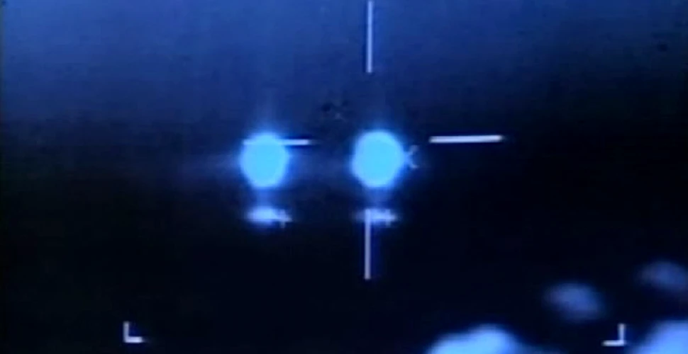 Imagini video ale unui OZN, surprinse pe hubloul unui avion