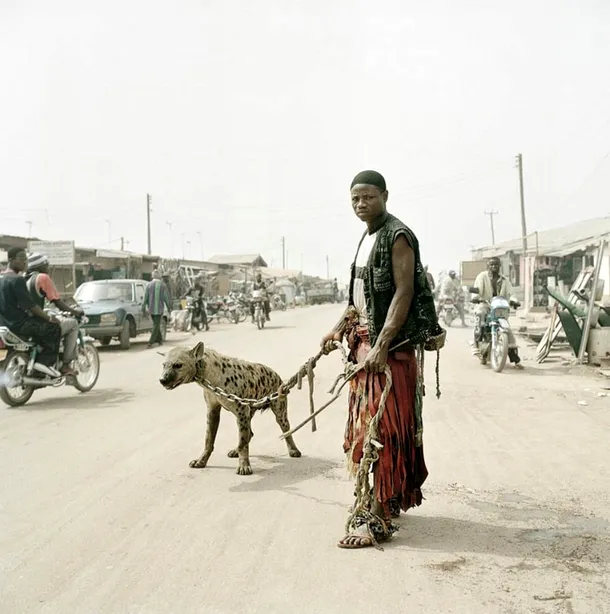 Proprietar de hienă pe o uliţă dintr-un sat nigerian