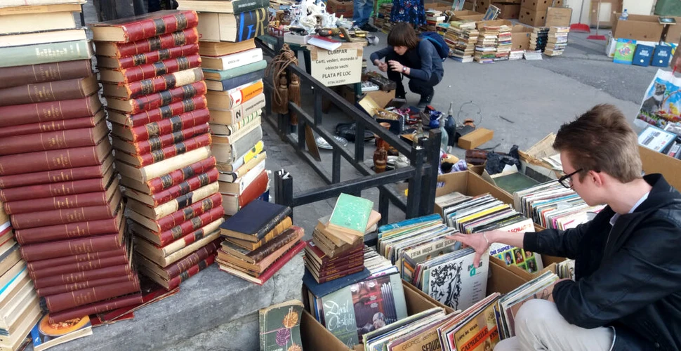 Câți români mai împrumută cărți de la bibliotecă? Mai puține spectacole și vizite la muzee