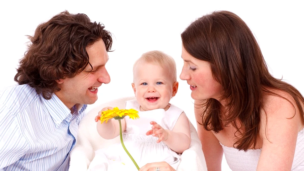 În vacanţa de iarnă cresc şansele de a deveni părinţi. Care este explicaţia