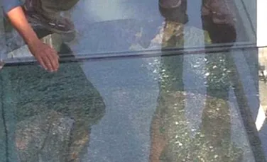 Podul de sticlă din China suspendat la o înălţime de 180  de metri a crăpat: ”Se sparge! Chiar se sparge!” – VIDEO