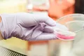 Un test prenatal, dezvoltat cu ajutorul armatei chineze, colectează date genetice din întreaga lume