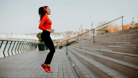 Provocarea „50 de sărituri” din online. Când este periculos exercițiul?