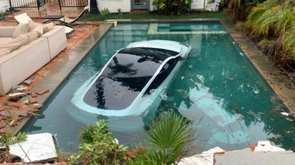 O mașină Tesla a ajuns direct într-o piscină, după ce șoferița a călcat accelerația în locul frânei