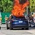 Un șofer a rămas temporar blocat în mașina sa Tesla, cuprinsă de flăcări