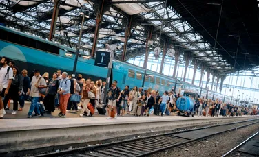 Mii de pasageri au așteptat mai bine de o oră într-o gară din cauza unei pisici