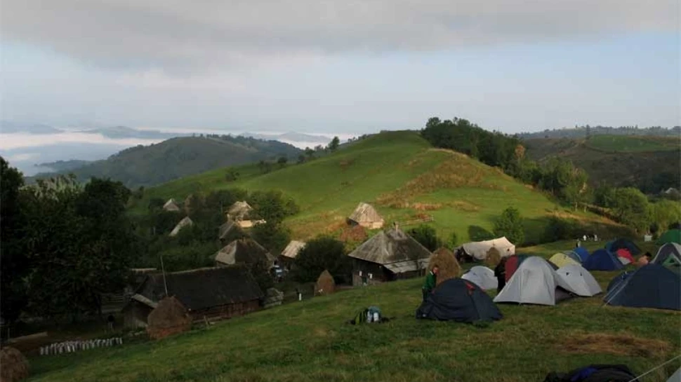 A fost lansat primul site de turism pentru promovarea Roşiei Montane: turiştii pot cosi fân