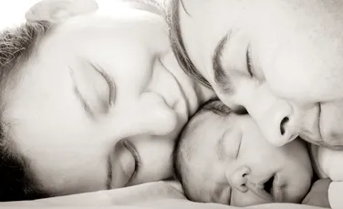 De ce nu e bine ca bebeluşii să doarmă cu părinţii în pat? Avertismentul medicilor
