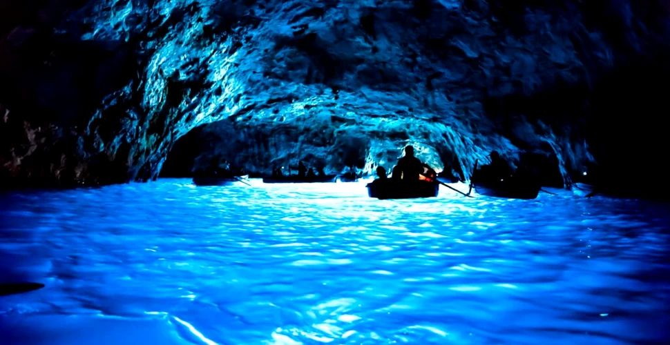 O geologie impresionantă: Peștera marină din Capri fascinează de mii de ani prin strălucirea apei sale