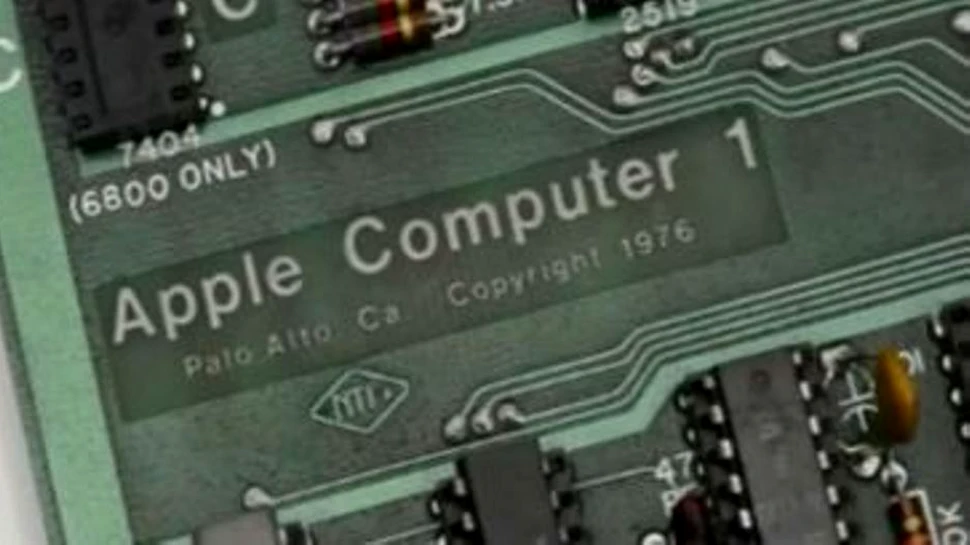 O ”doamnă misterioasă” a găsit în gunoi o versiune rară de computer Apple. Acum este căutată pentru a i se oferi jumătate din suma record cu care a fost vândut
