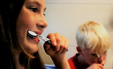 Cât de des își schimbă românii periuța de dinți. Oamenii care nu se spală pe dinţi riscă să se îmbolnăvească de cancer