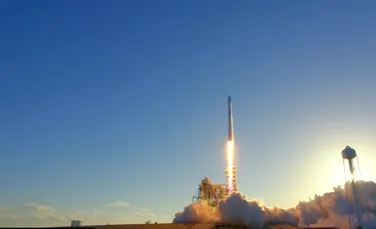 După două lansări eşuate, Space X reuşeşte să transporte în spaţiu o încărcătură masivă-VIDEO