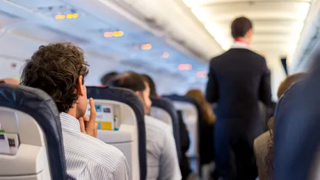 Scaunele din avioane vor fi din ce în ce mai incomode iar motivul este simplu