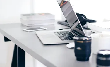 Revoluția AI în birouri: Meseriile care dispar și noile competențe tehnologice necesare pentru a rămâne relevant pe piața muncii în 2026 (P)