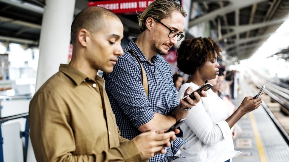 Ţara care va amenda pietonii dacă utilizează telefonul mobil atunci când trec strada