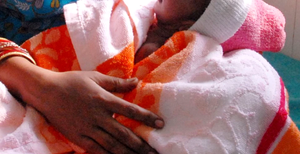 Copilul ”extraterestru”, care a provocat panică în India, a murit la două zile de la naştere