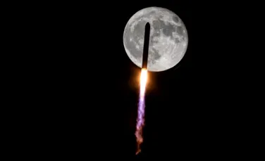 Momentul incredibil în care o rachetă trece prin fața Lunii. Fotograful a așteptat ani de zile o astfel de ocazie