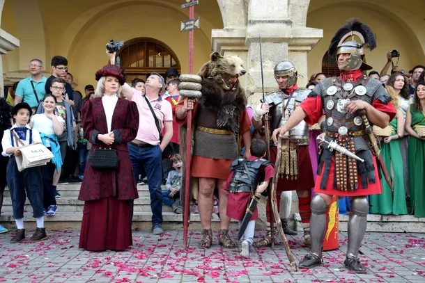 Paradă cu zeci de personaje istorice la Noaptea Muzeelor, la Alba Iulia / Foto: Mediafax