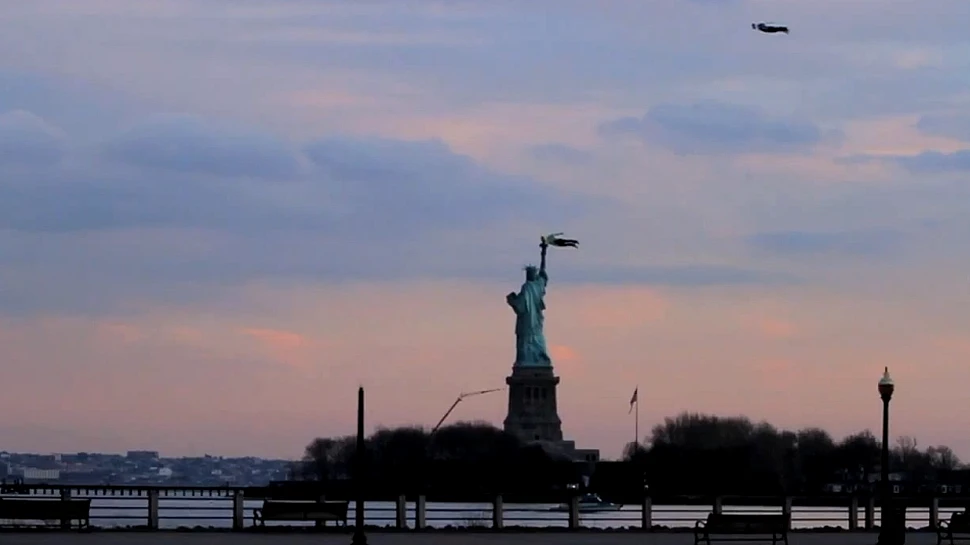 Pe cerul New York-ului au apărut oameni care zboară! (VIDEO)
