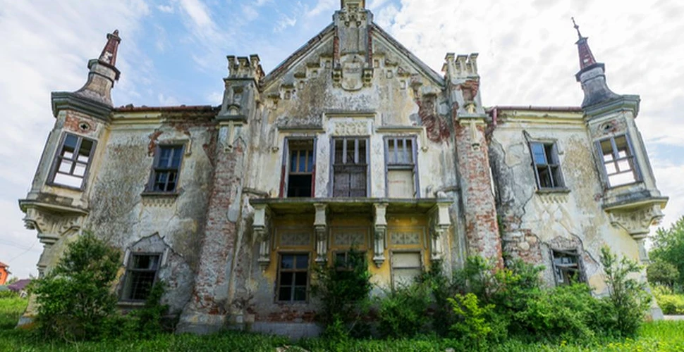 O expoziţie de fotografii care prezintă „realitatea dură” a clădirilor din Transilvania, la MNIR