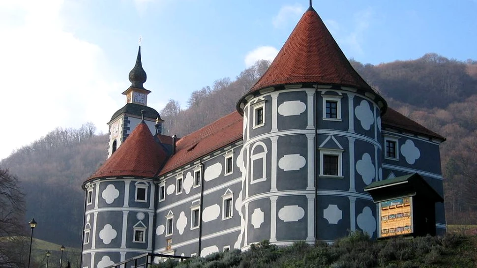 Cum arată castelul vândut pentru suma de 370.000 de euro