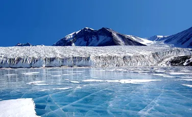 Un crater de dimensiunea oraşului Turda a apărut în stratul de gheaţă al Antarcticii